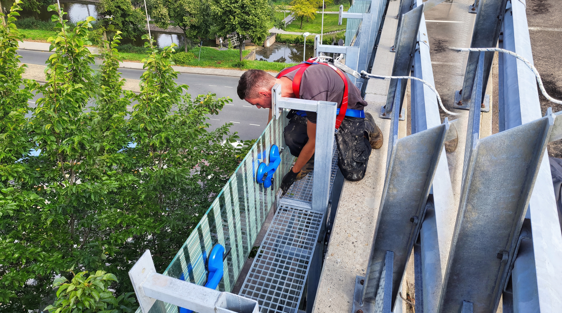 Glasservice Zonneveld bedrijfswagen met glaspanelen en hoogwerker